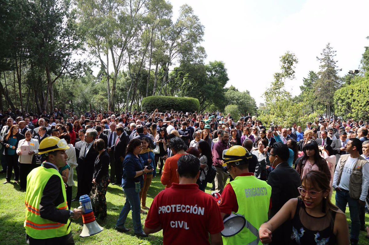 TonoIxtlahuac's tweet photo. Todos somos parte importante de la cultura de #ProteccionCivil. Hoy con @Mx_Diputados participamos en el #SimulacroMX https://t.co/8bzhiLZC4Z