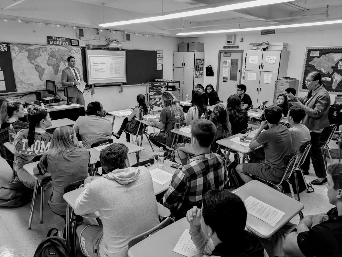 MNCivicLeaders's tweet photo. Thanks to @NorthAPFalco for presenting and @HSNPrincipal for assisting CL presentation on progressive resume building. #MNCL1718 https://t.co/5aGIooCyUo