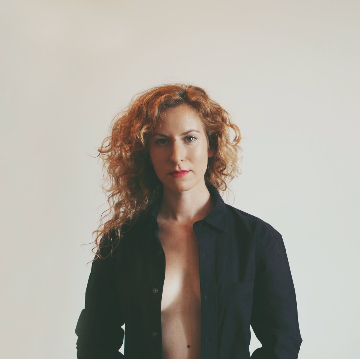 MayaIsacowitz's tweet photo. Uncovering myself. Discovering myself. Pic by Tomer Adorian. #selfexpression #passion #vulnerability #music #journey https://t.co/XHLJ85vmtM