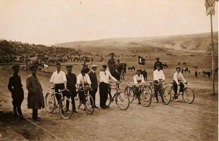 TarihKurdu's tweet photo. Bisiklet yarışı, Yozgat, 1930lar... https://t.co/1bgaFwPQLG
