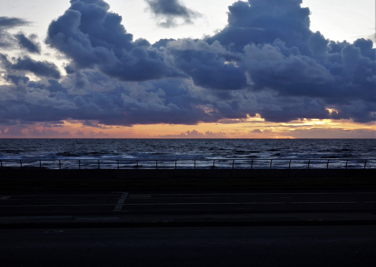 KateMYates's tweet photo. Stormclouds @visitBlackpool @visitfyldecoast @Gillylancs @icanhub @altblackpool #clouds #cloud #Blackpool #sunset #coast #SeaSide #colourpic https://t.co/moAX0jtZ71
