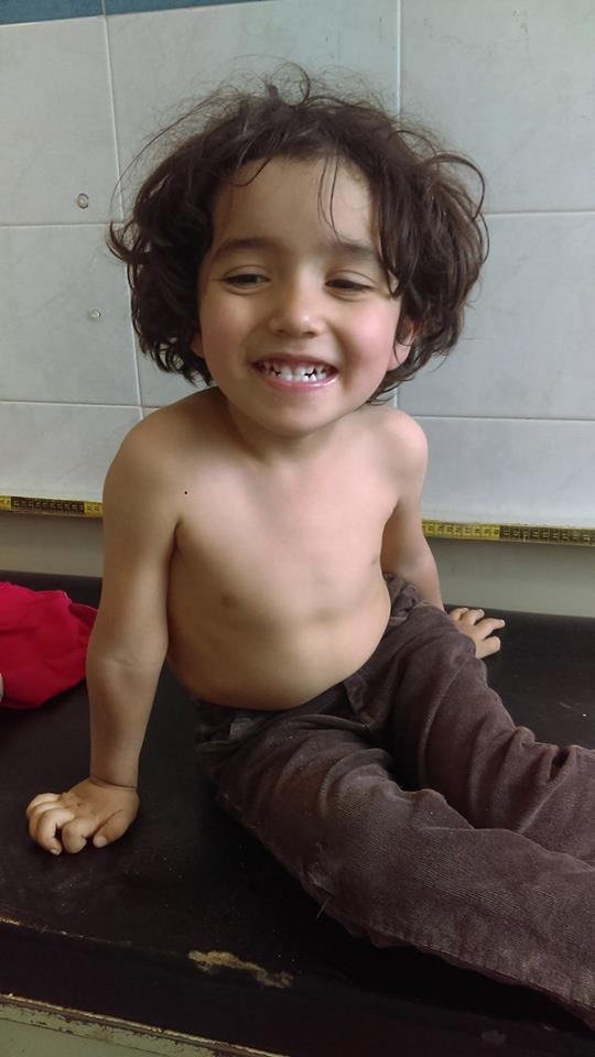 Niño que se encontró en los escombros por la calle Coahulia con el nombre Esteban Gutiérrez Vera se encuentra en en HGM urgencias. Compartan