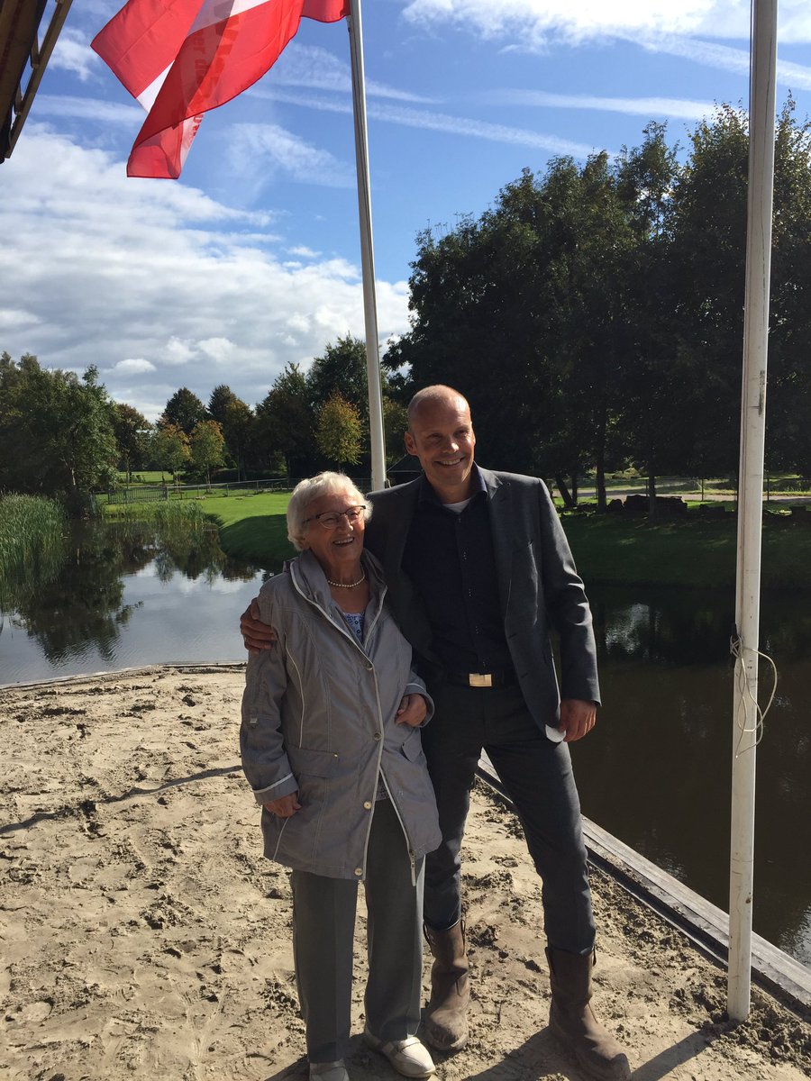 kohuisman's tweet photo. Genieten, met alle bewoners, @Elkien_ @zuidoostzorg @VanWijnenGroep hoogste punt vieren, nieuwe ontmoetingsruimte #DeMiente #relevantzijn https://t.co/uEqWNb9JO9