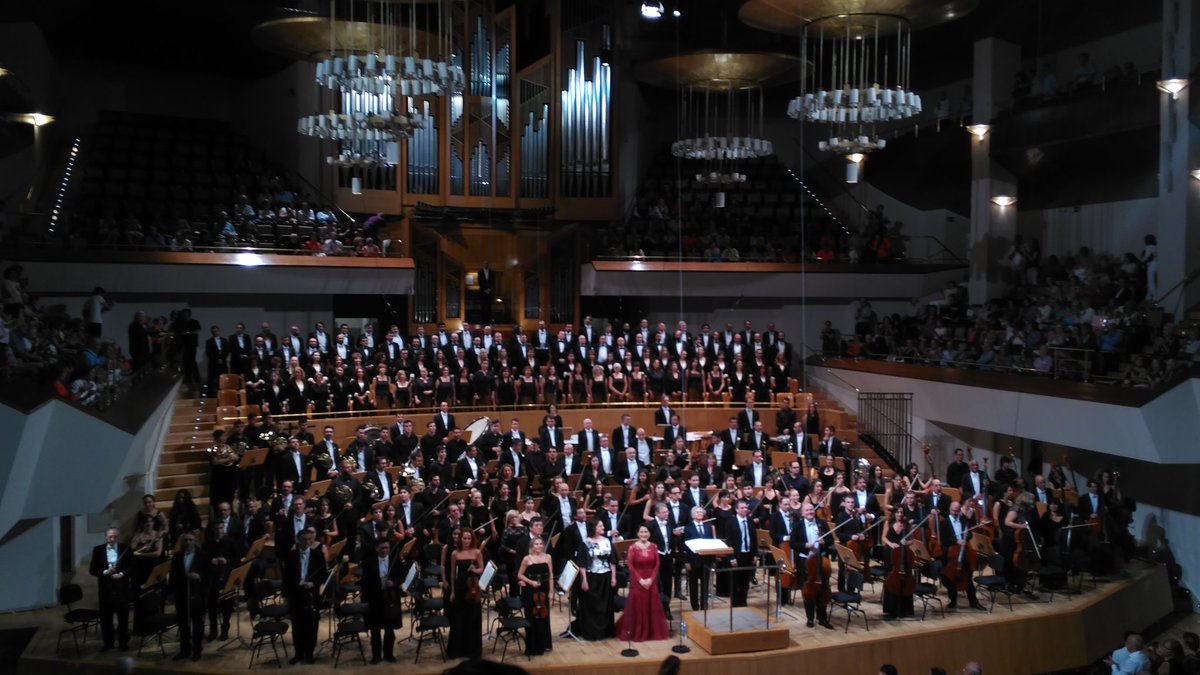 Aplausos y ovaciones tras la 2ª de #Mahler  @ORCAM_Madrid @jorcam_madrid y Coro RTVE con Víctor P. Pérez .Saluda también @Javier_Corcuera