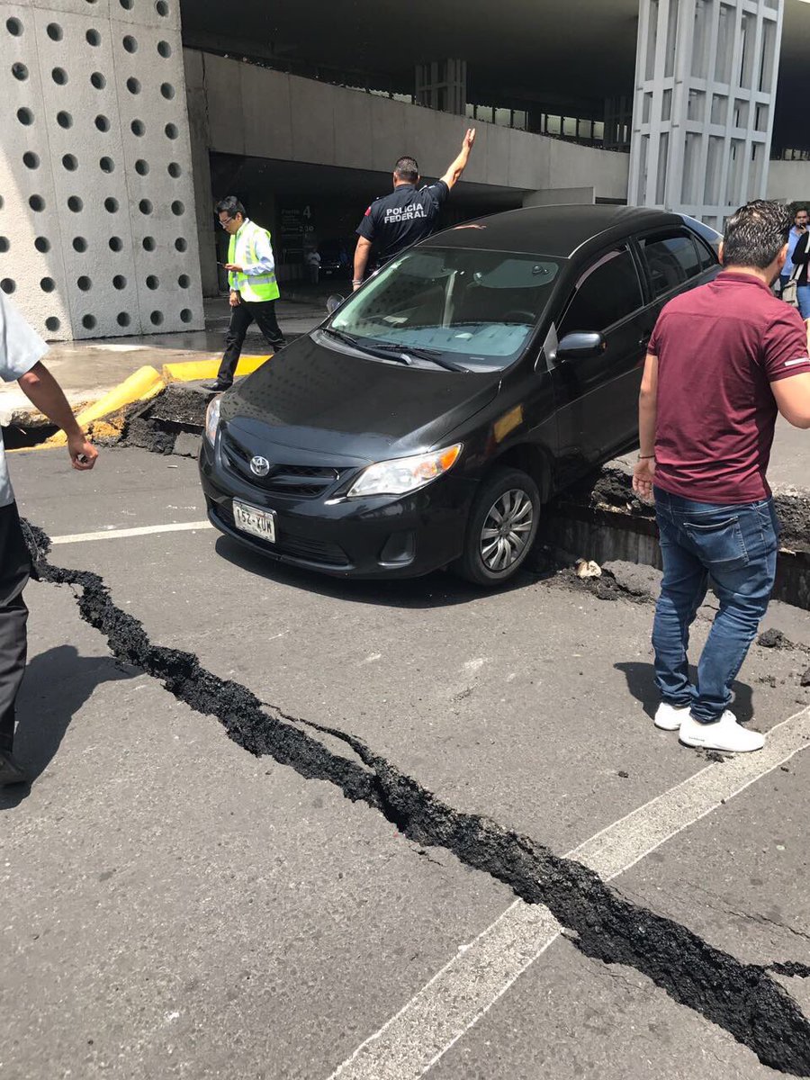 AndrewsAbreu's tweet photo. #ÚLTIMO Así está la Terminal 2 del Aeropuerto Internacional de la Ciudad de México después del sismo con epicentro en Puebla. / Cortesía. https://t.co/ZoV8bv0VvU
