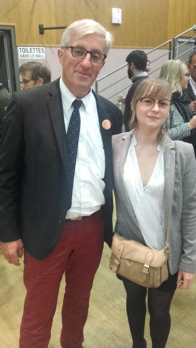 URBGE_Centre's tweet photo. Jean-Luc Gasparini @enedis_centre discute avec Mélanie Courtois, candidate #JeunePousse qui est venue à la soirée #Talents2017 https://t.co/BX6e0aOBag