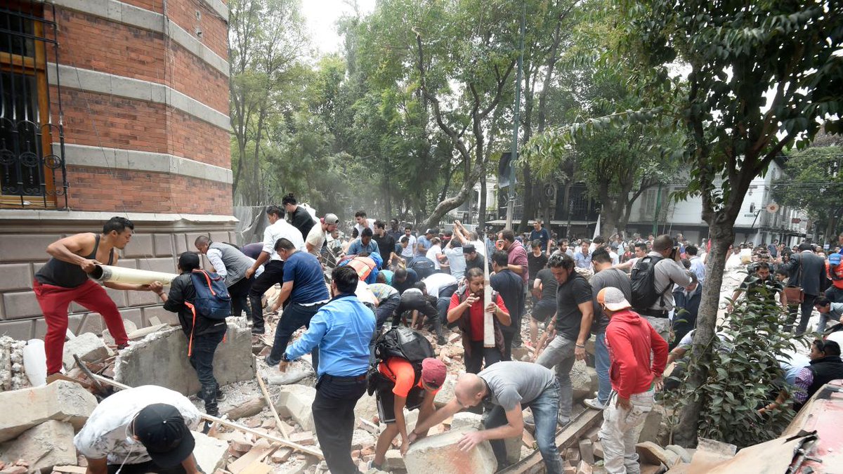 despiertamerica's tweet image. #NoticiasDA Terremoto en Mexico: Sismo de 7.1 provoca destrozos en la Ciudad de México #FuerzaMexico  uni.vi/Qgl730fhgeF
