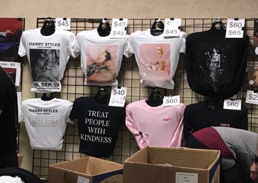 HStylesUA's tweet photo. 📸 || ¡Merch oficial de Harry! https://t.co/iY18xzoMJT