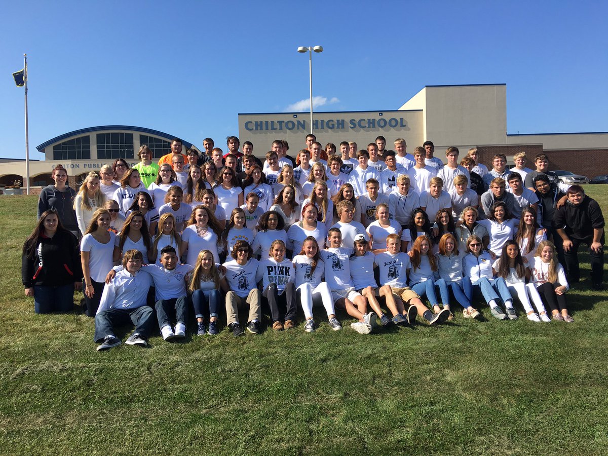 infamousb_low's tweet photo. The 2017-2018 SENIORS 🎓 https://t.co/hzpyguc3Ey