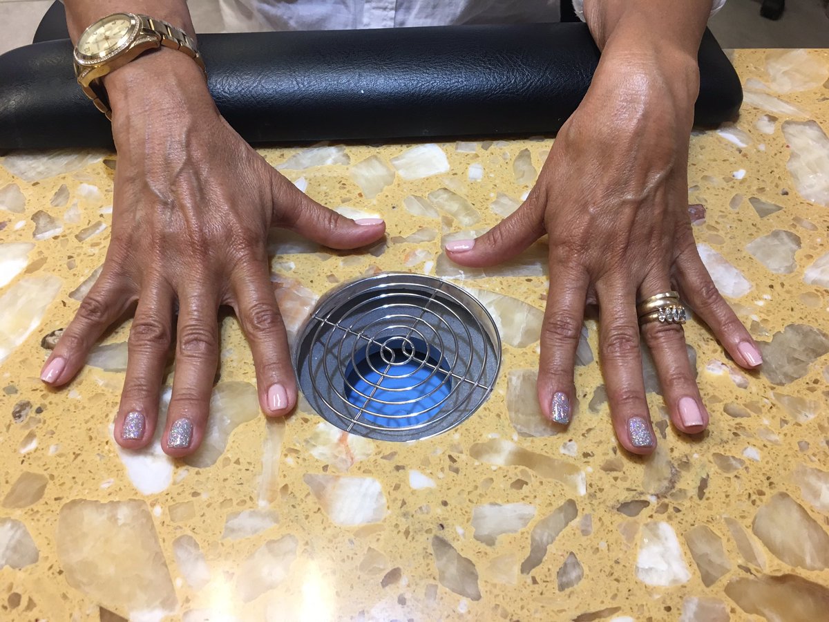 nailsathomebysd's tweet photo. Starting trends 💁🏽#2fingersinsteadof1 #2017 https://t.co/bkMmsJCEBo