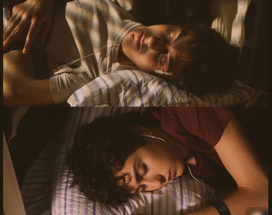 مانمت انا البارحه ناطر .. تنوّمني
عودتني ما انام .. الا على صوتك !!