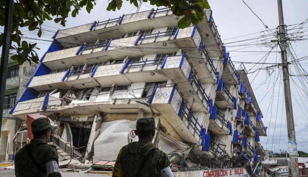 ElNacionalWeb's tweet photo. Reportan varios edificios derrumbados por terremoto en México https://t.co/hTBPzwPULy  https://t.co/DY30redE0j