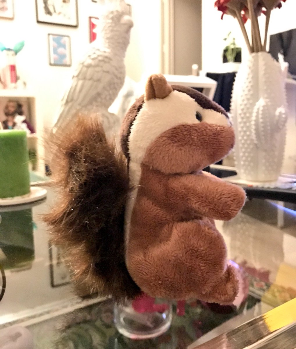 Al estrenarme como colaborador en Esquire mi querido <a href="/remipablus/">Pablo Ritmoserio</a> me ha regalado una Squirrel. 🐿📰 💞