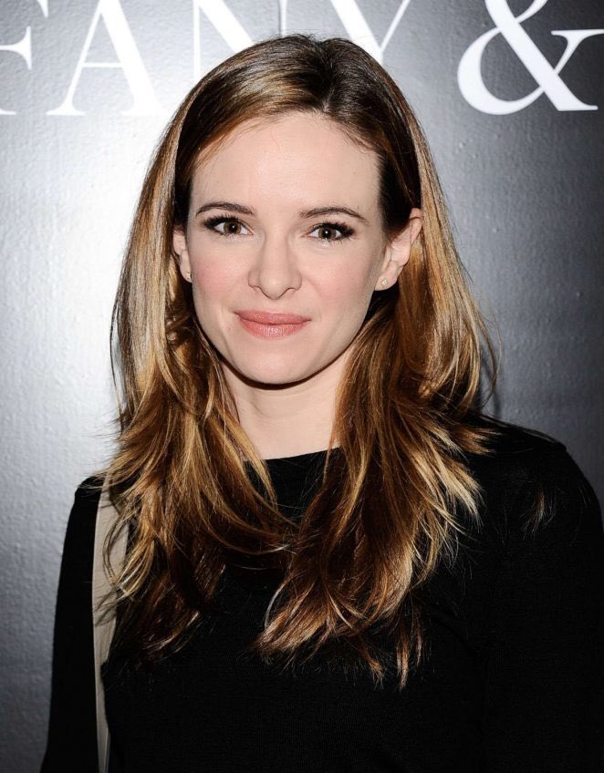 Seriessounding's tweet photo. Actress— #TheFlash
Joyeux anniversaire à Danielle Panabaker qui fête aujourd'hui ses 30 ans. https://t.co/5RM0Q0acsm
