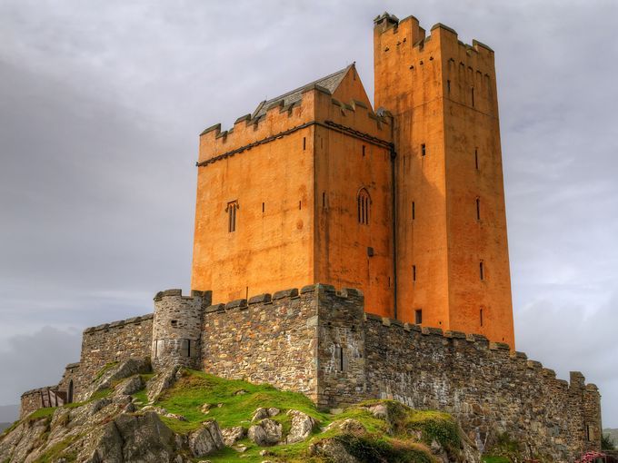 amhaunted's tweet photo. #JeremyIrons bought &amp; restored stunning, maybe #haunted, 15th century #KilcoeCastle on SW coast of Ireland https://t.co/hEgTsNIIHN https://t.co/bOXqjHuFO5