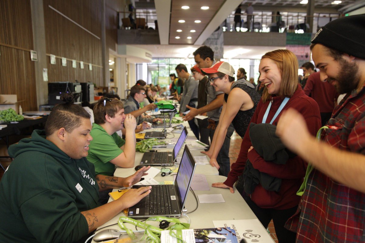 EvergreenStCol's tweet photo. New Greeners registering for class in the library lobby. #IDigDeep #Evergreen #Orientation https://t.co/urs2pN2yEi