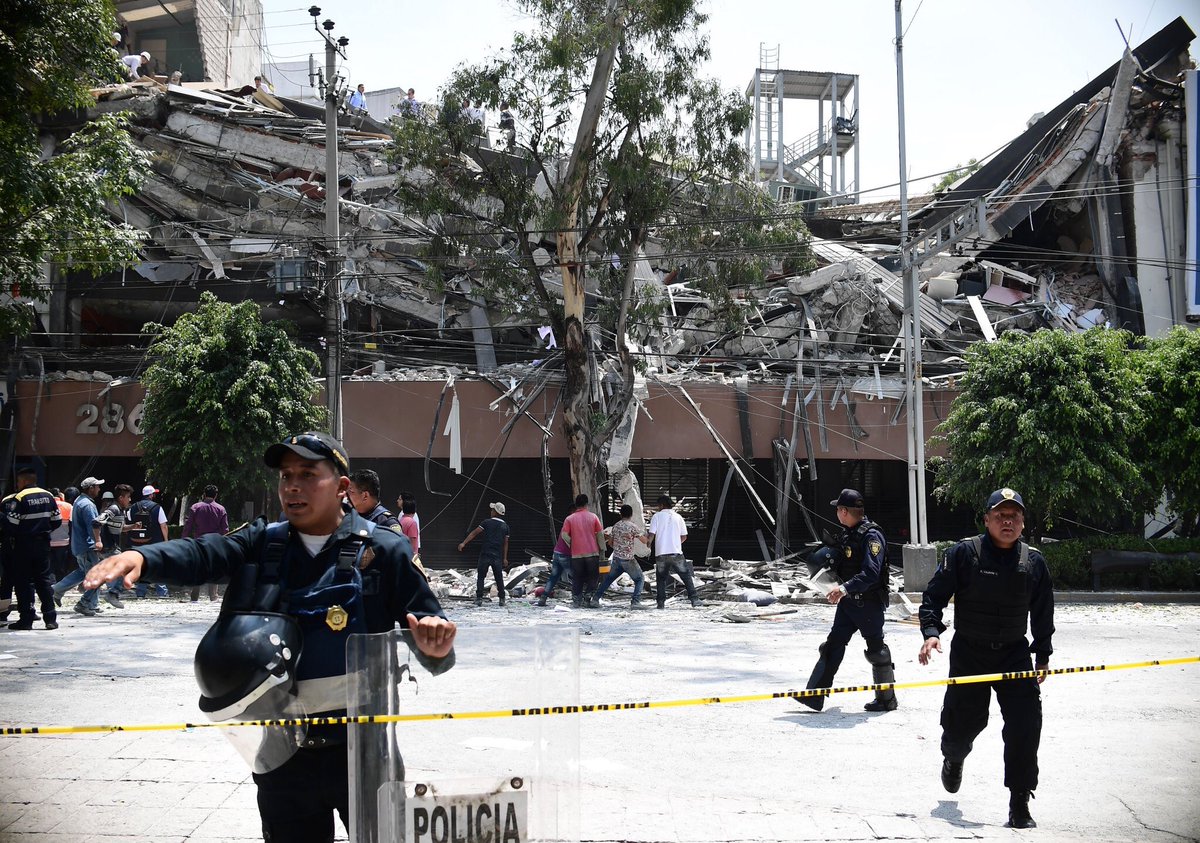 SelenaNationMX's tweet photo. Quien tenga la posibilidad de ayudar en estos momentos, háganlo, nuestro país lo necesita tanto ahora mismo #FuerzaMexico #PrayForMexico 🇲🇽 https://t.co/UkJogUdKUS