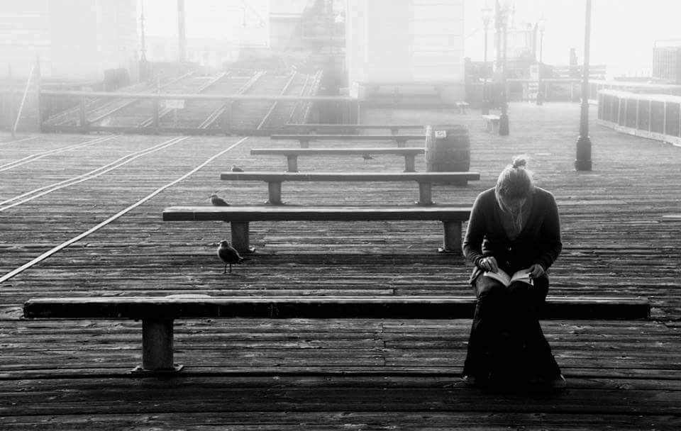 Грустные картинки на аву. Это грусть. Это одиночество. Одиноко 2hug. Одинокая девушка.