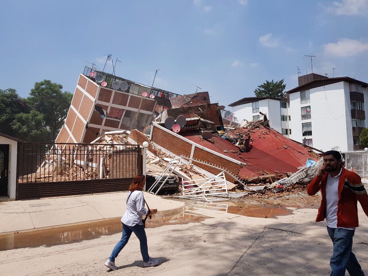 Escuela Enrique Rébesmen colapsado y con niños atrapados. Urge ayuda. División del Norte y calzada de las Brujas, Coapa. #Sismo #sismoCDMX