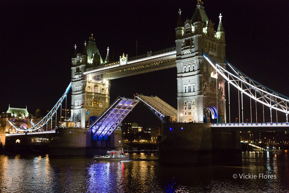 vickieflores's tweet photo. Tower Bridge lifts for @HMSPuncher tonight. Command of @HMSPresidentRNR handed to Cdr Richmal Harding @RNReserve https://t.co/N3OkKbLVMl