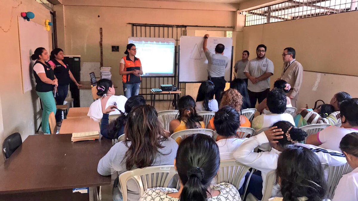 Riesgos_Ec's tweet photo. Socialización en medidas de prevención ante emergencias, primeros auxilios en el Centro de Privación de Libertad Femenina #Zaruma https://t.co/tRtIyZYqsJ