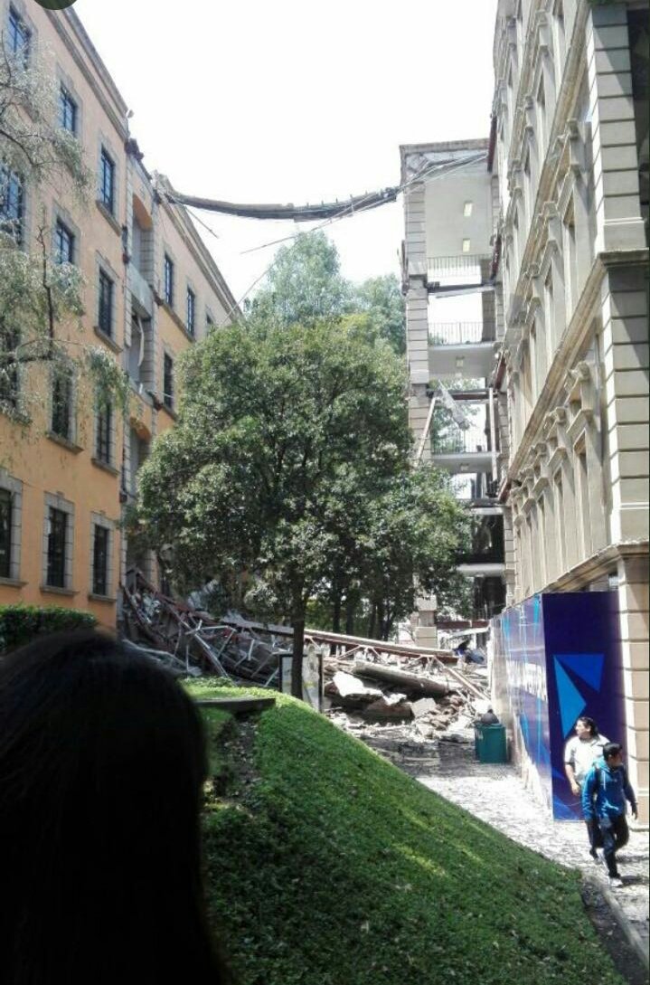 TheGayCupcake's tweet photo. Por favor difundan. 
Necesitamos ayuda en mi escuela. 
El Tec de Monterrey Campus ciudad de México
No tenemos señal
#sismo 
#PrayForMexico https://t.co/tQkZeAhro5