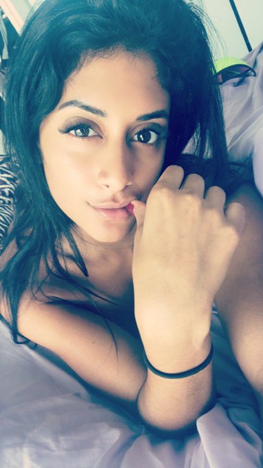 I'll be online at 10:30pm est. tonight!! See you all there 😘 https://t.co/SfV4PUXCED