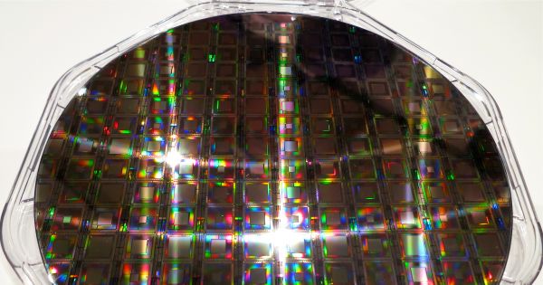 KentEckert's tweet photo. A New Computer Chip Can Store Quantum Information in the Form of Light https://t.co/R77e93pi2D #Robots_Machines #Photons #quantum_chips https://t.co/IL6nWEn80L