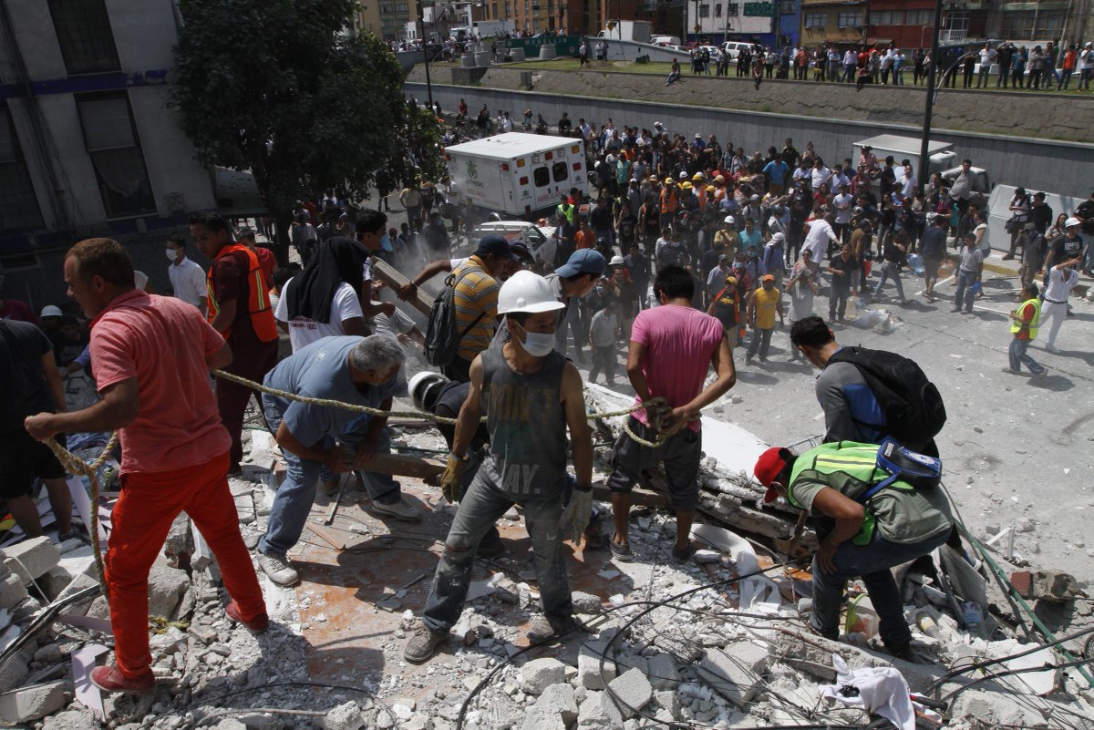 Se solidarizan ciudadanos en labores de rescate por derrumbes y daños severos en inmuebles de #CDMX bit.ly/2heud0B (Fotos: Notimex)