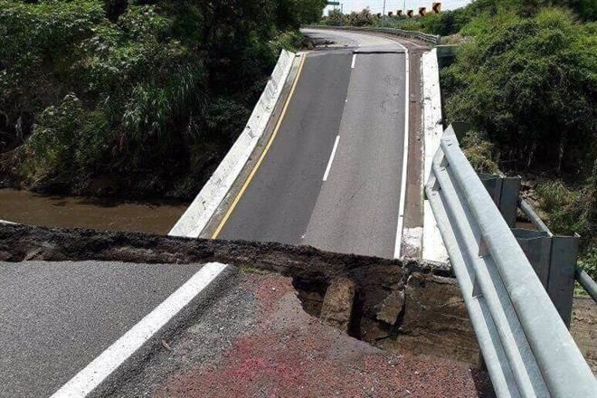 Reforma's tweet photo. Colapsa tramo en Autopista del Sol https://t.co/10640DnT8s https://t.co/jcWji36vye