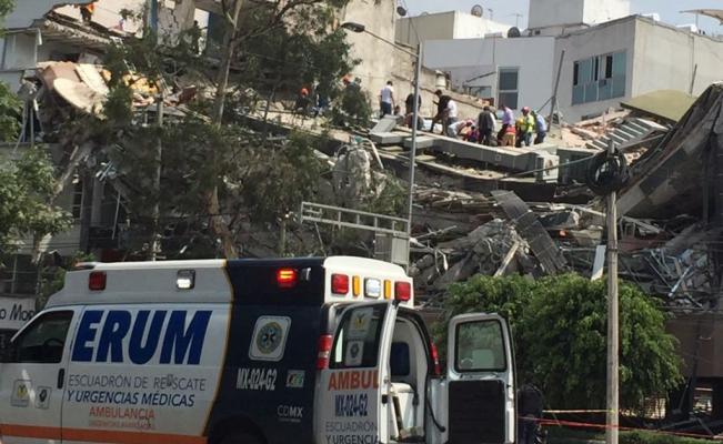 El_Universal_Mx's tweet image. Rescatan a 17 personas de edificio derrumbado en la #Condesa tras #sismo eluni.mx/2w5LnA1