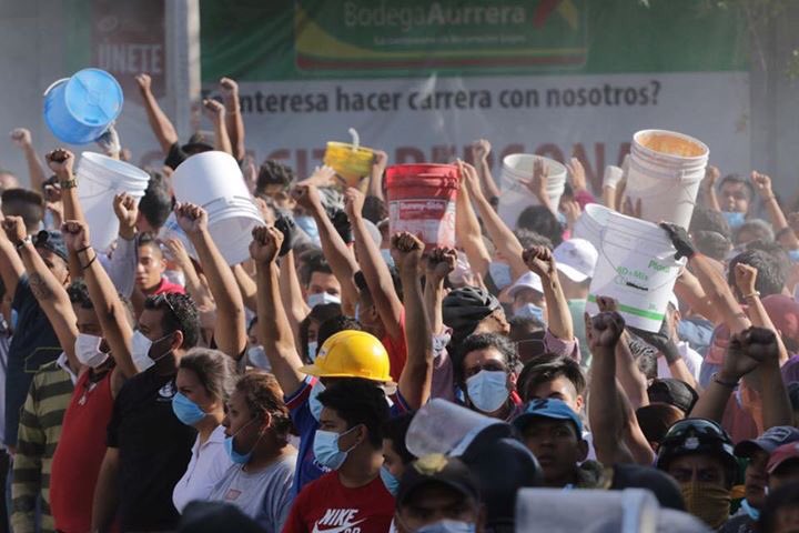 ElJeringasLoko's tweet photo. BRAZOS ARRIBA SIGNIFICA SILENCIO. 

Alguien puede estar gritando en lo profundo. #MéxicoUnido https://t.co/c0v2WTVqzD