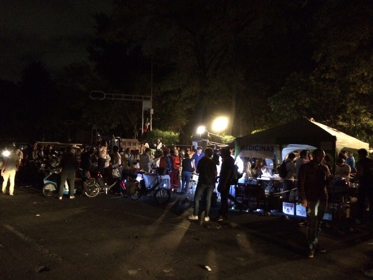 esamorramemama's tweet photo. Chicos seguimos en la explanada de parque México hay comida y albergue RT por favor #sismo #ayuda https://t.co/29WDA5OqON
