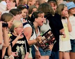 musiccitylocals's tweet photo. Not much has changed for the band @hansonmusic and their #Nashville fans. Starwood in 1998 and @wildhorseTN in 2017  #middleofeverywheretour https://t.co/HLKJ2EyXjr