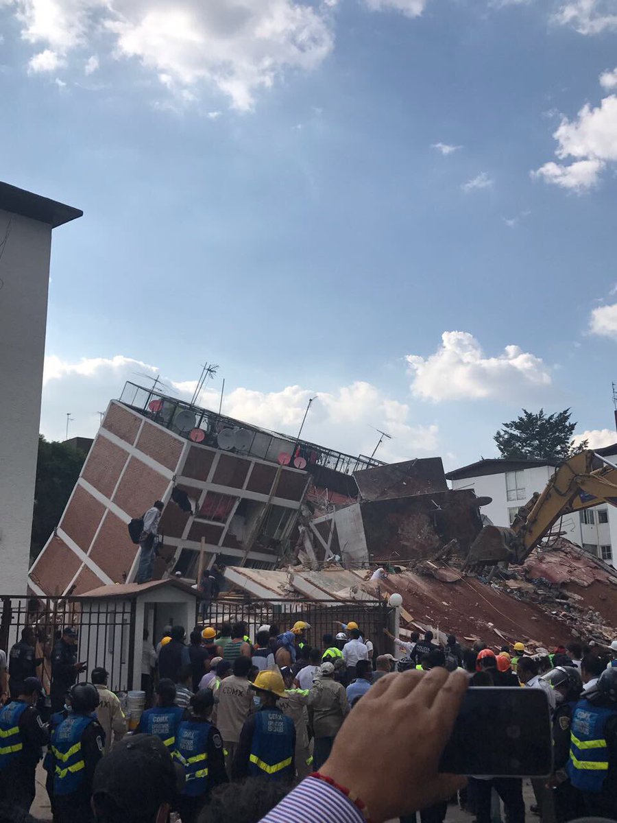 En edificio colapsado en calzada del hueso y rancho del arcoen Coapa,se requieren lámparas y baterías para lámparas.