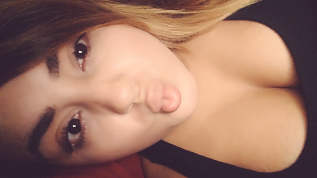 hunnyy_vee's tweet photo. I like this one.  😍 #selfie #honey #bae #fishyface #sleepyhead https://t.co/9NszKUOiLm