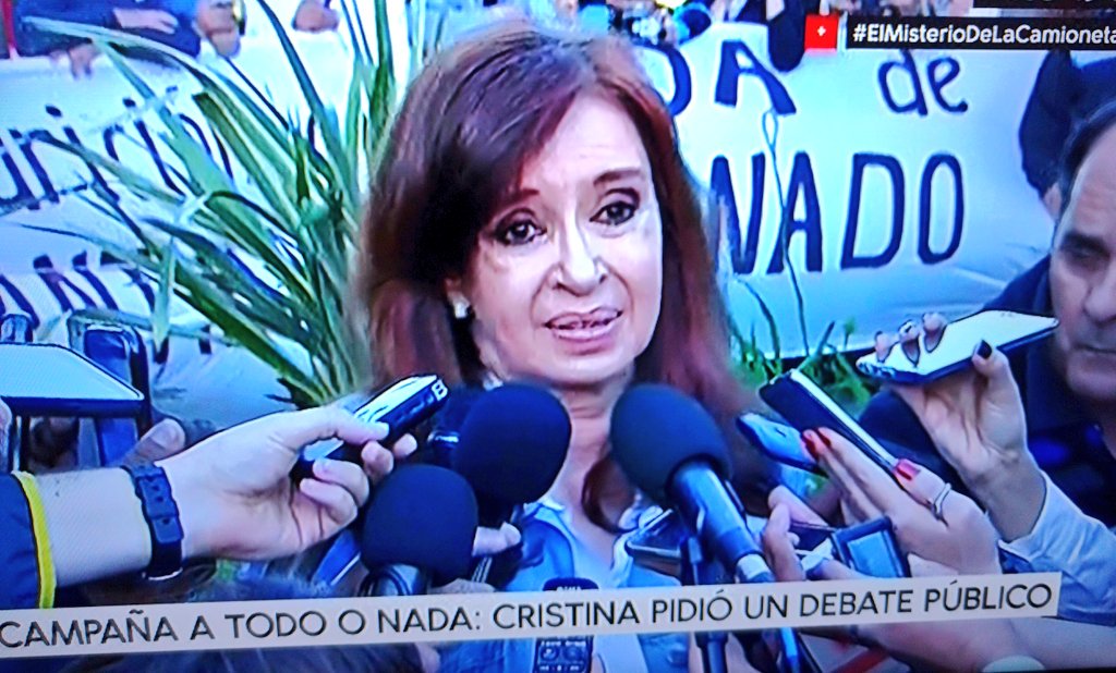 tuitskukas's tweet photo. Increíble que CFK siga haciendo simulacro de conferencias de prensa. Todos micrófonos negros sin identificación. Ni en un pueblo se ve eso https://t.co/GASYHyrq71