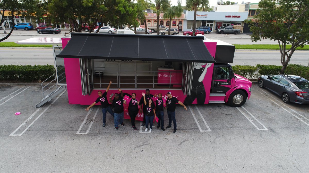 Its_Only_Me_40's tweet photo. #Team8637 is back open and better than ever Irma can't keep us down @nmbeast8637 @TMobile @JohnLegere https://t.co/PuP6gPq5Vx