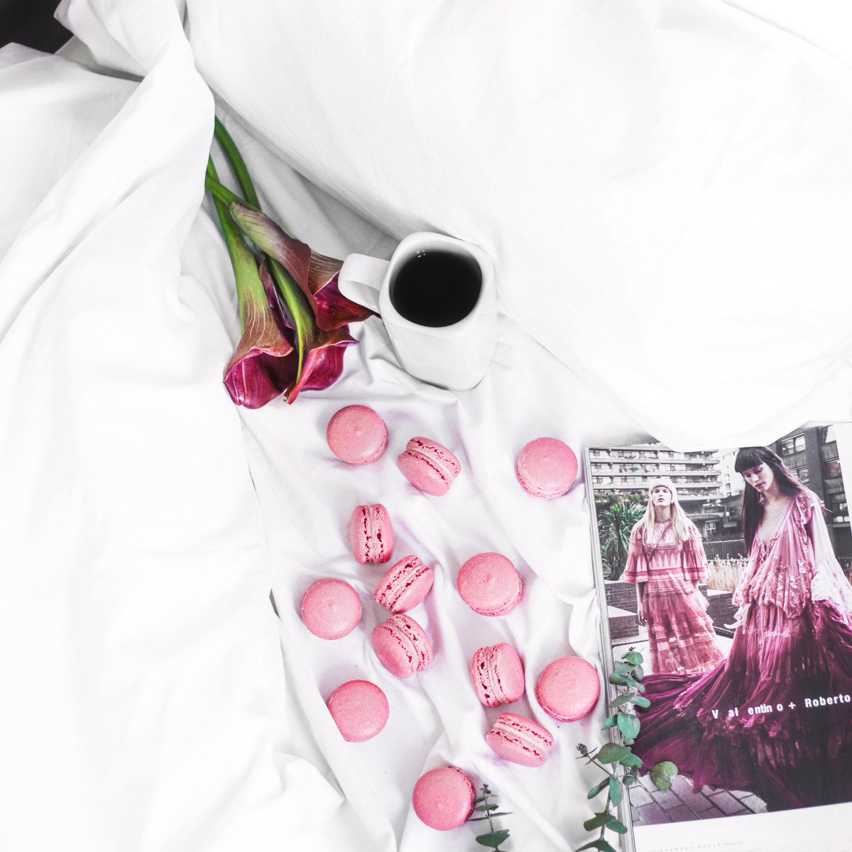 BonAppetitBox's tweet image. Our definition of a #Sunday morning 😍💕 #macaroons in bed, dreamy! #coffee