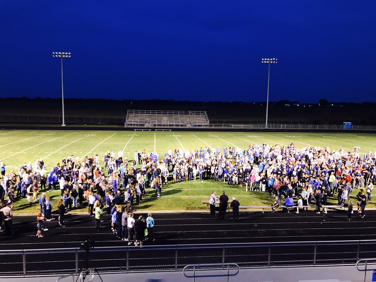CMNelsonPhoto's tweet photo. Hundreds gather for vigil &amp; prayer for Dassel Cokato student Jacob Macdonald. https://t.co/upeeJSbIRi