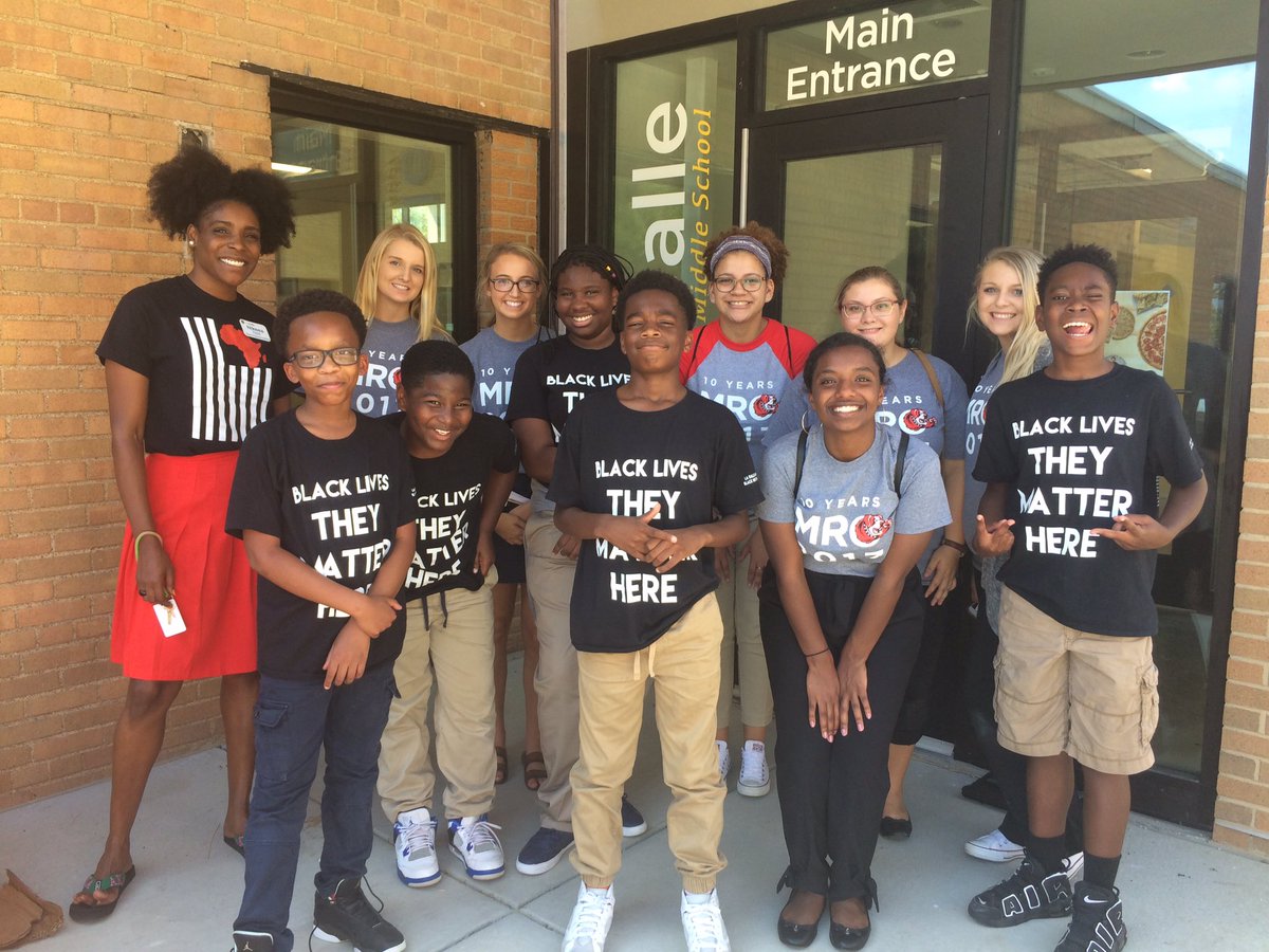 SaraMoonstone's tweet photo. Loved helping out the middle school kids today! Only @MaryvilleU cancels classes so students can go serve the community! 😊#MRO17 https://t.co/68iNkc0BRH