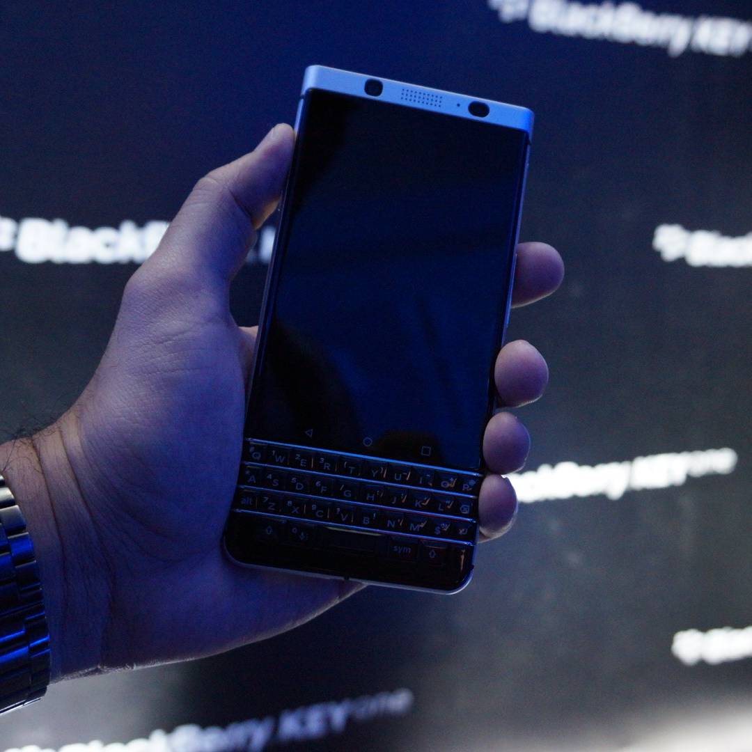 actualisite's tweet photo. El #BlackBerry #KEYone en nuestras manos. Se siente muy bien. #keyonerd https://t.co/I8tFWsesAv