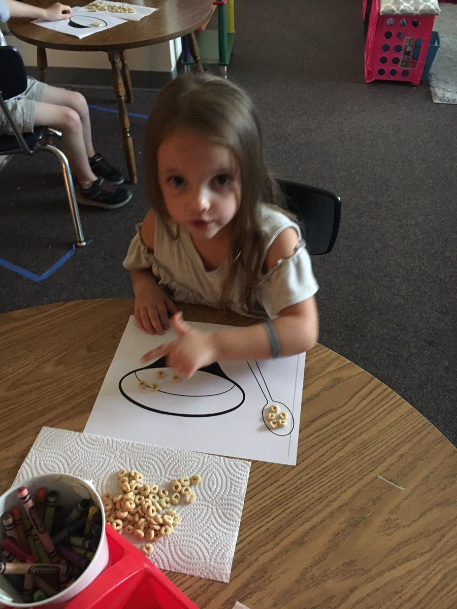 AngelWiersema's tweet photo. Composing and decomposing the number 5 with cheerios. @wrfortelem #rcisdjoy https://t.co/pAlEXTxyy3