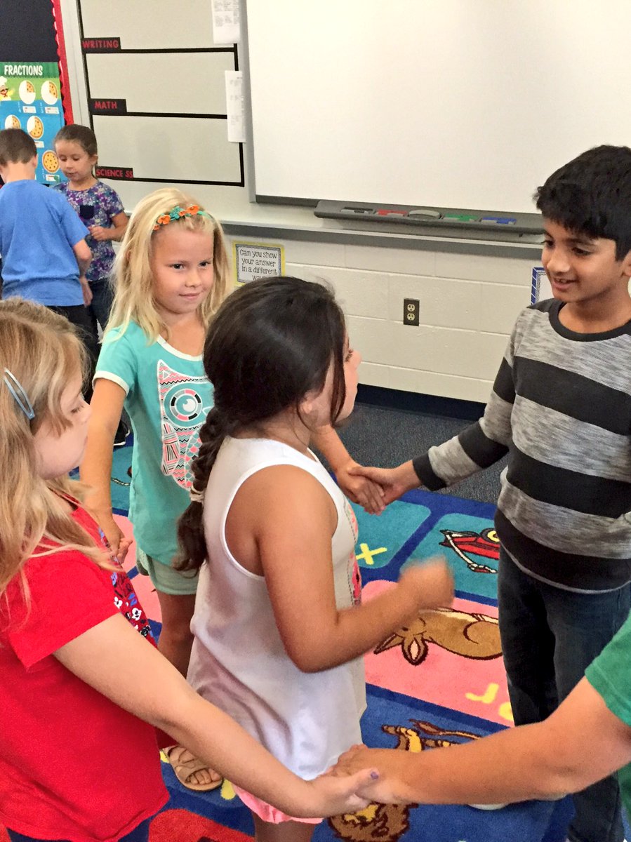 MrsSzerlag's tweet photo. 2nd graders work together creating skits to help them remember 3 reasons why people live in communities. #DolsenThinkers https://t.co/ejm1WKImFR