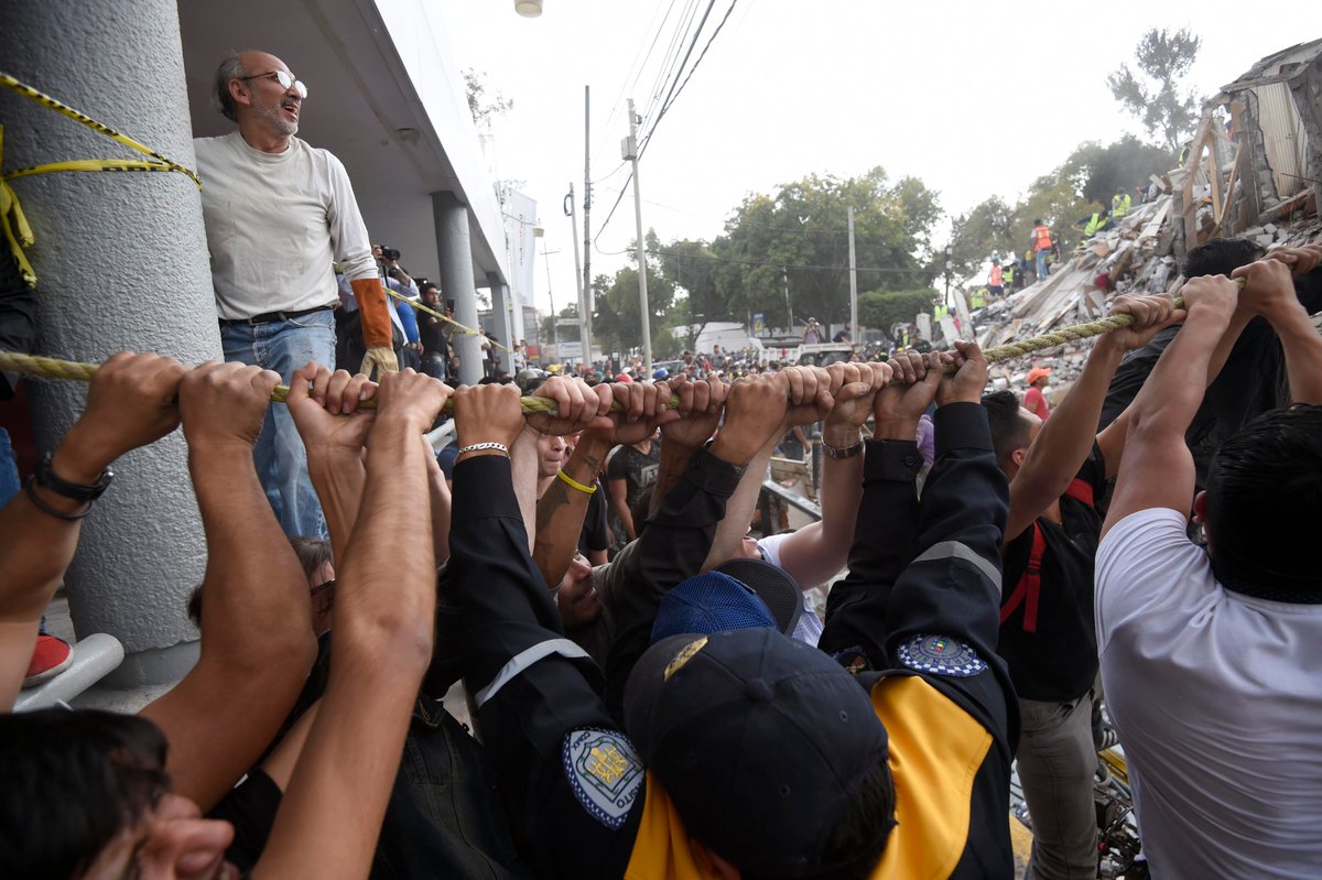 gabrielhsanchez's tweet image. These pictures of Mexico City coming together to lend in the rescue effort are incredible.