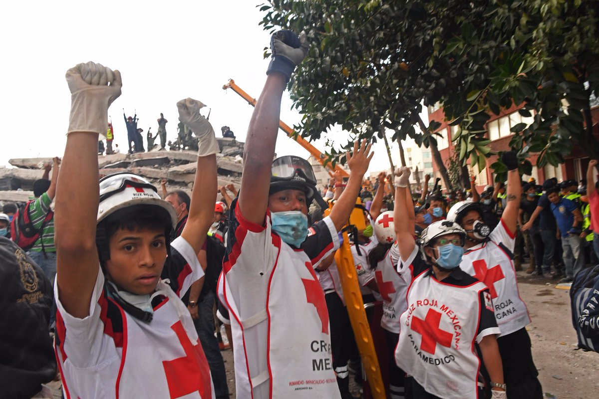 gabrielhsanchez's tweet image. These pictures of Mexico City coming together to lend in the rescue effort are incredible.