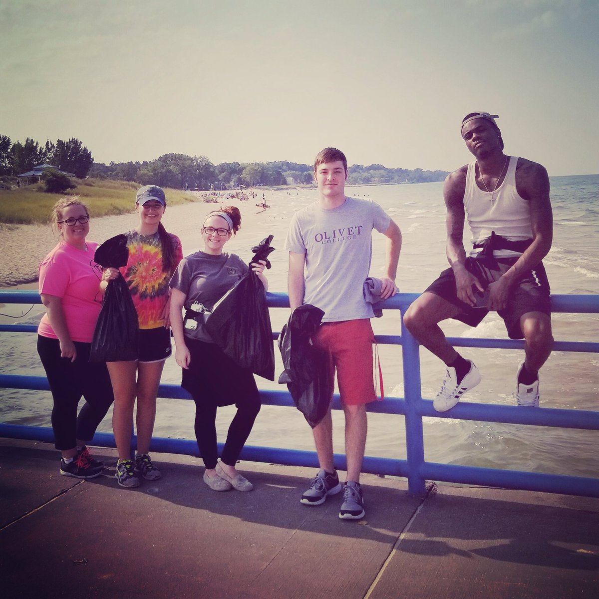 GISAlphaAlpha's tweet photo. Alpha Alpha Chapter members volunteered their time to clean Silver Beach in St. Joseph, MI! ✋🏼 #AlphaAlphaChapter #GammaIS #gammagivesback https://t.co/xef943Z3TR