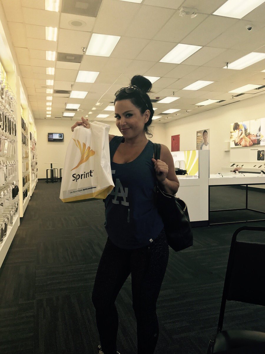 luciofromsprint's tweet photo. NBC's Traffic girl Alysha Del Valle stops by at Washington Plaza for that new Note8 #worksforme #Sprint #Yearofthebase @leonc626LA https://t.co/dTRvkWtzgb