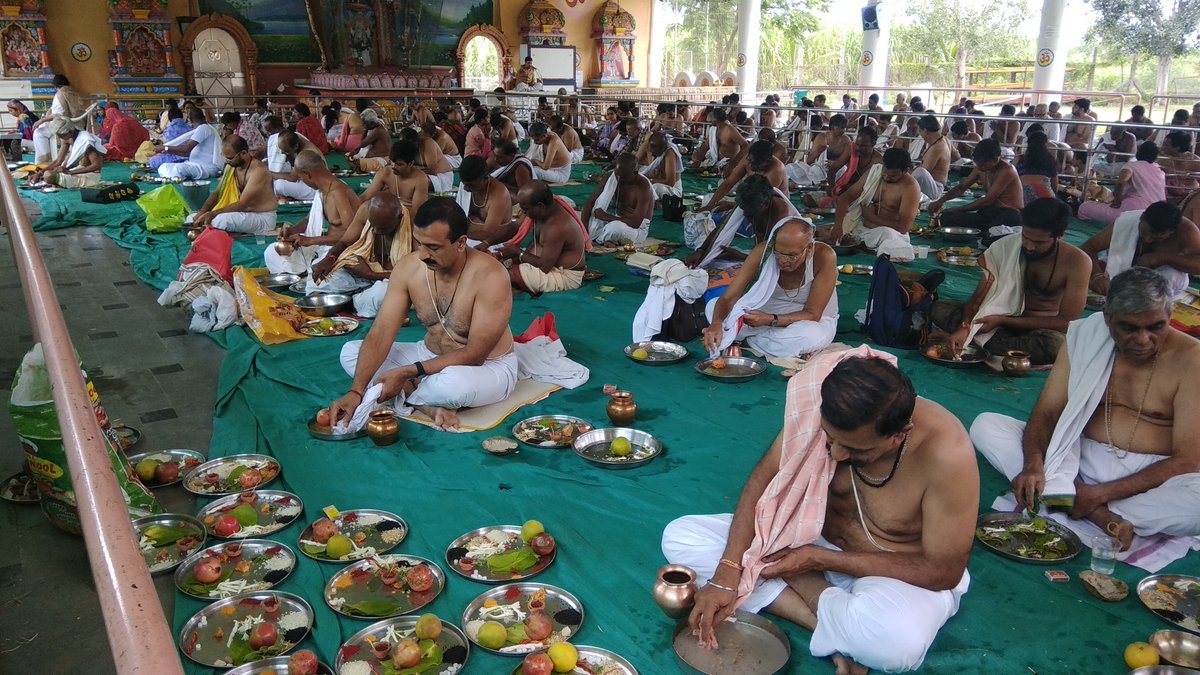 AshramHyderabad's tweet photo. @AsaramBapuJi पूज्य @AsaramBapuJi के पावन प्रेरणा से @AshramHyderabad में सर्वपित्री दर्श #अमावस्या के दिन सामूहिक #श्राद्ध एवं पितृ तर्पण किया गया। https://t.co/fmG4rObHnu