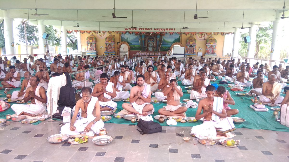 AshramHyderabad's tweet photo. @AsaramBapuJi पूज्य @AsaramBapuJi के पावन प्रेरणा से @AshramHyderabad में सर्वपित्री दर्श #अमावस्या के दिन सामूहिक #श्राद्ध एवं पितृ तर्पण किया गया। https://t.co/fmG4rObHnu